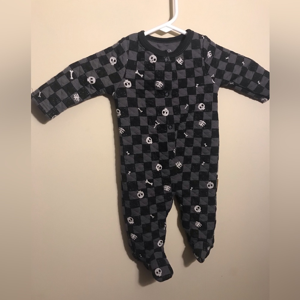 Lila & Jack Kids Black & Gray Checkered Skull Footed One-Piece Size 6-9 Months
